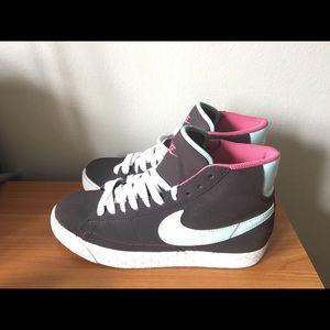 Women’s Hightop Nike Sneakers
